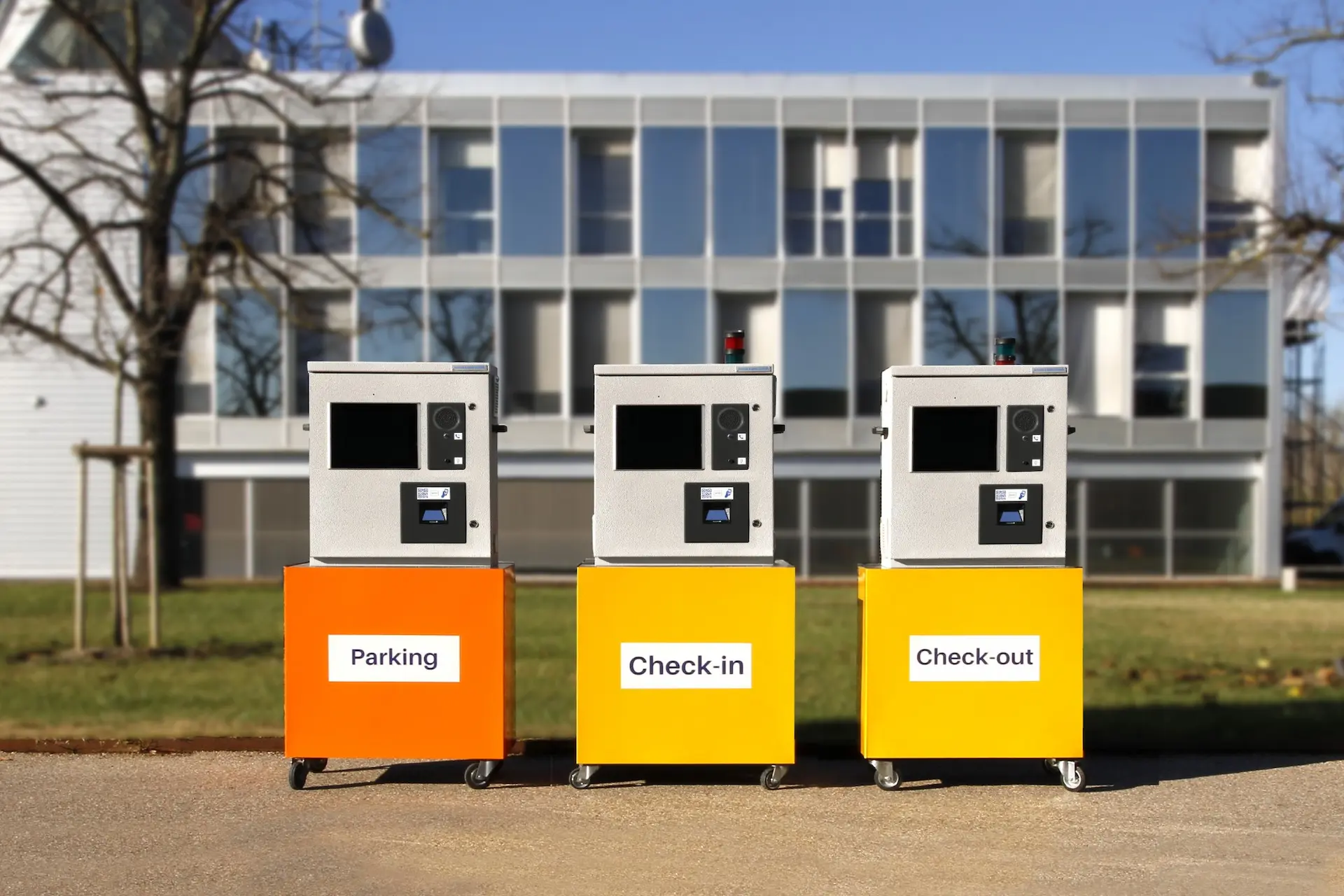 Configurazione cluster ALAN: totem Parking arancione, e totem Check-in e Check-out gialli, per una gestione integrata dei flussi veicolari e l'ottimizzazione delle operazioni logistiche.