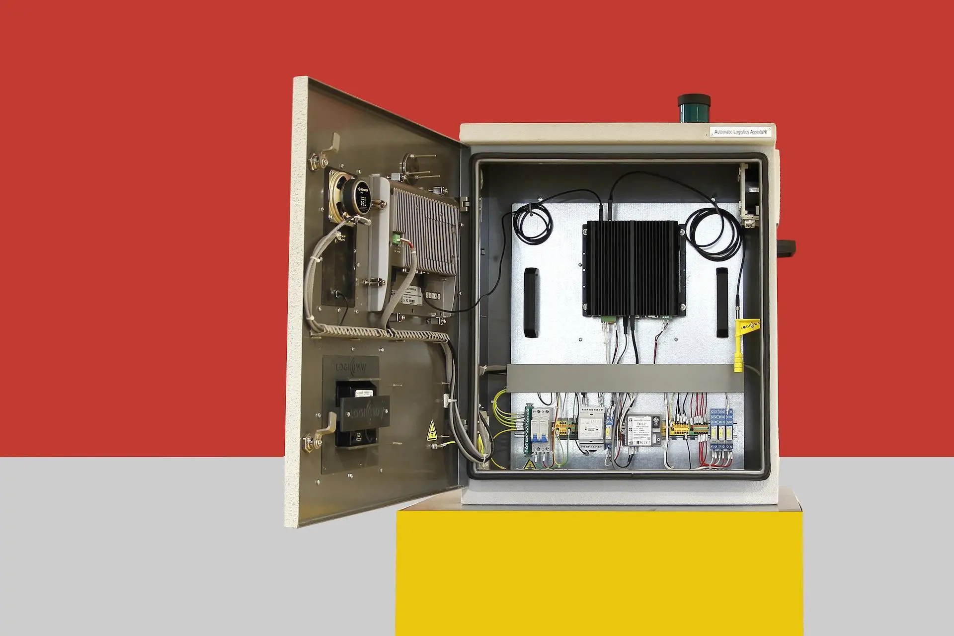 Componenti interni del totem ALAN, inclusi il quadro elettrico, il sistema di ventilazione e la componentistica industriale, che ne garantiscono robustezza e affidabilità.