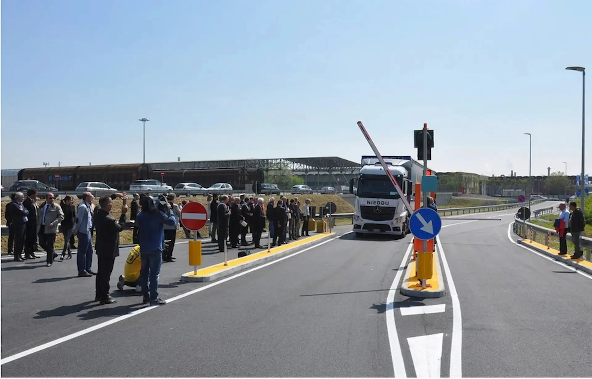 Un sistema di barriera automatica Logic Way in azione, che illustra il controllo accessi sicuro e fluido per i veicoli in entrata e uscita.
