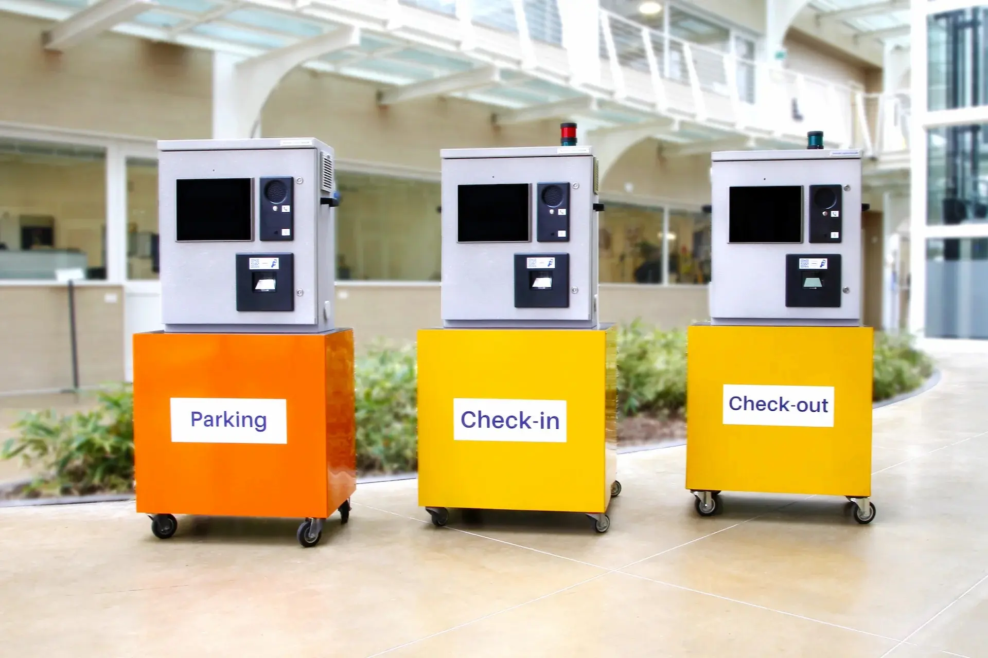 Visuale di terminali multipli Logic Way per la gestione avanzata dei parcheggi e il check-in veicolare in un ambiente industriale.